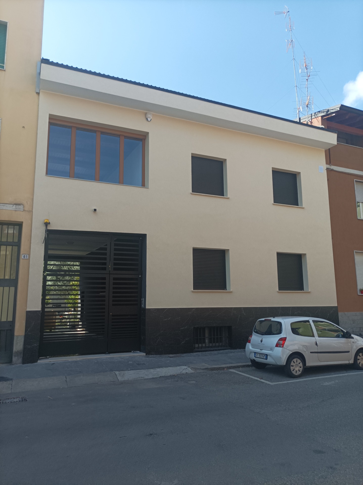 Tecnologia ed ecosostenibilità sono la chiave del lavorare e vivere nel futuro. La costante ricerca di materiali prodotti da filiere ecosostenibili, la formazione e la competenza, fanno si che ogni nostro progetto sia una proiezione reale dell'idea iniziale, che abbia in se tutte le caratteristiche desiderate dalla committenza, nel rispetto delle normative vigenti in tema di sicurezza e rispetto dell'ambiente.